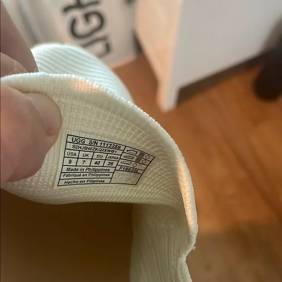 UGG White Loafers Slip-Ons with Textured Upper - Picture 4 of 4